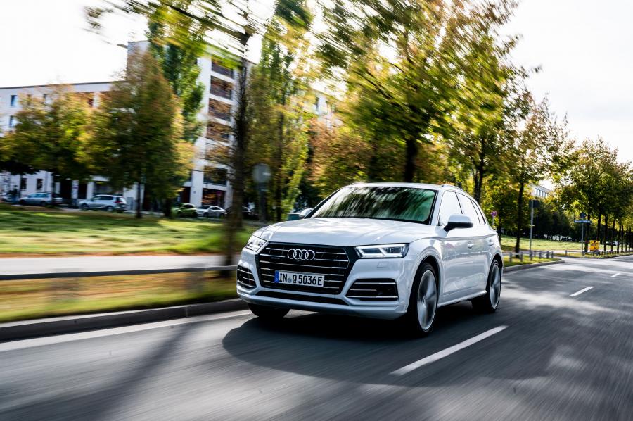  Audi Q5 55 TFSI e Quattro S-Line 2019 года  (WW) (фото 19 из 43)